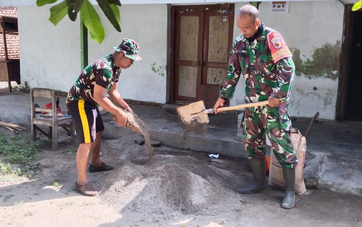 Bantu rehab rumah warga desa binaan