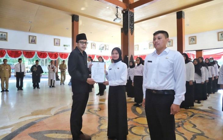 Wakil Bupati Trenggalek, Syah Muhammad Natanegara, saat mengambil sumpah dan janji 88 PNS di Pendapa Manggala Praja Nugraha, Kabupaten Trenggalek, Selasa (26/5/2026)