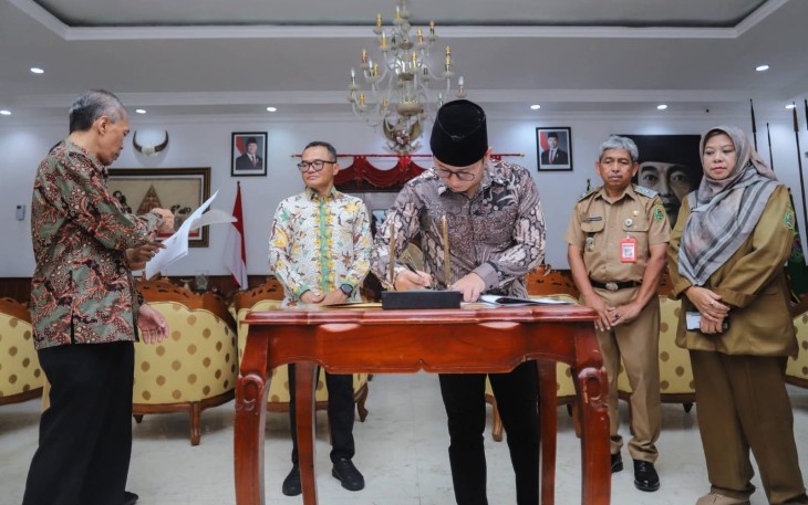 Bupati Trenggalek, Mochamad Nur Arifin, bersama PT. Sarana Multi Infrastruktur, saat menanda tangani Akta pembiayaan insprastruktur di Paringgitan Pendapa Manggala Praja Nugraha, setempat, Selasa (21/4/2026)