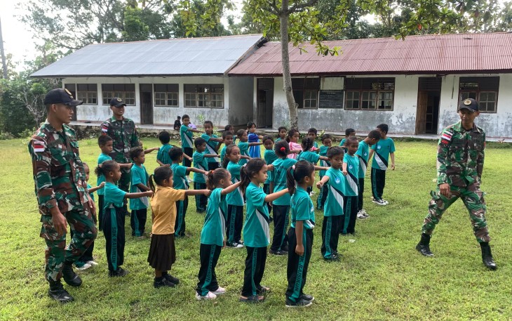 Yonarmed 12 Kostrad Tanamkan Disiplin dan Jiwa Nasionalisme kepada Generasi Perbatasan melalui Pelatihan PBB