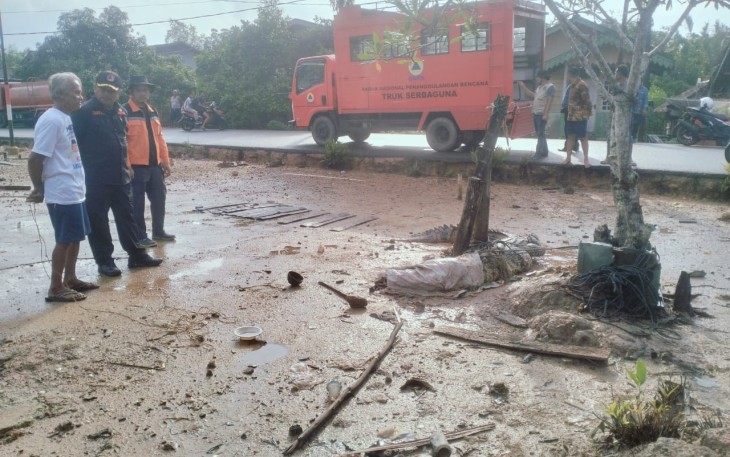 Kepala BPBD Lingga Tinjau Lokasi Penangkapan Buaya 3,6 Meter di Panggak Laut