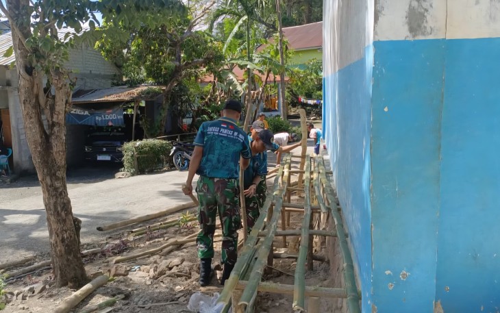 Yonarmed 12 Kostrad Perkuat Sinergi dengan Warga Melalui Karya Bakti Pembuatan Pagar Kantor Desa Kewar