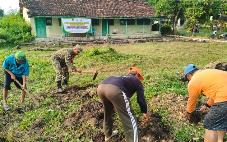 Babinsa Dagangan Hidupkan Semangat Gotong Royong untuk Lingkungan yang Lebih Bersih