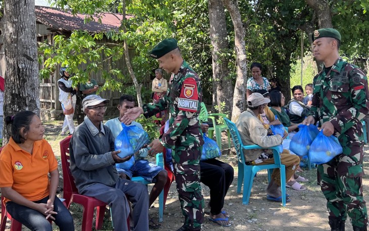 Yonarmed 12 Kostrad Tebar Kepedulian Sosial Bersama Kelurahan Fatukbot Melalui Jumat Berkah