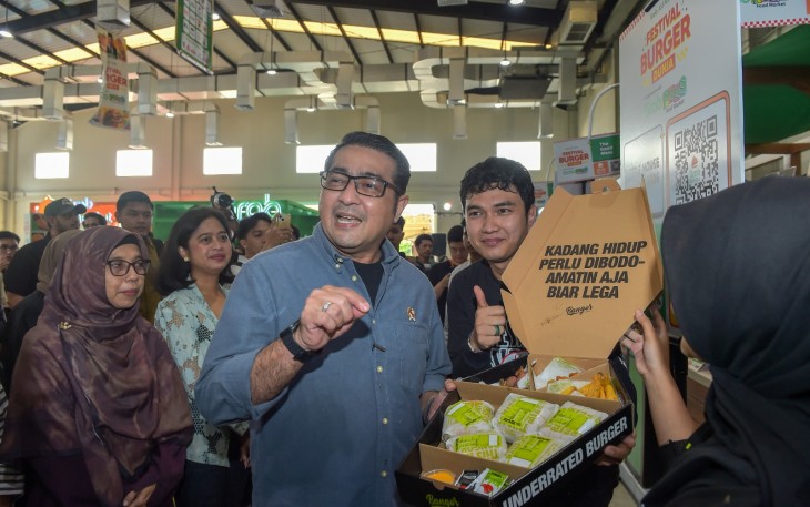 Menteri Ekonomi Kreatif, Teuku Riefky Harsya, meninjau "Festival Burger Dunia" di Chillax Sudirman, Jakarta, Jumat (5/6/2026)