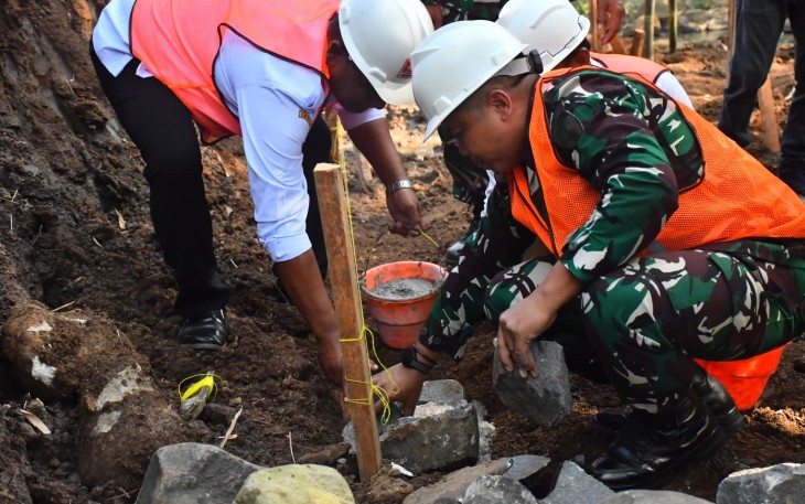 Pembangunan Jembatan Perintis Garuda di Tawangrejo Resmi Dikerjakan TNI AD
