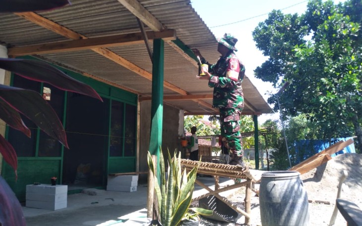 Perbaiki rumah warga desa binaan