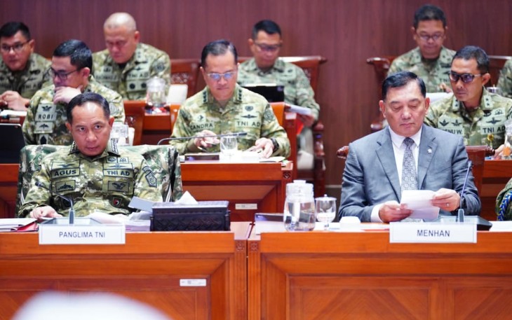 Panglima TNI Jenderal TNI Agus Subiyanto bersama Kepala Staf Angkatan mendampingi Menteri Pertahanan RI Sjafrie Sjamsoeddin 