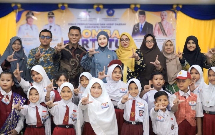 Bunda Literasi Kabupaten Bintan, Hafizha Rahmadhani, secara resmi membuka kegiatan Lomba Bertutur Tingkat SD/MI Se-Kabupaten Bintan Tahun 2026 yang diselenggarakan oleh Dinas Perpustakaan dan Arsip Daerah Kabupaten Bintan, Kamis (11/06)