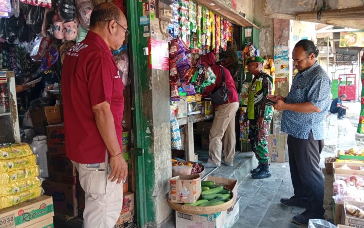 Sinergi TNI dan Satgas Cukai Menjaga Dagangan dari Peredaran Rokok Ilegal