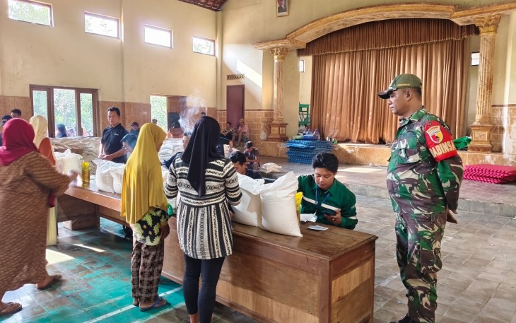 Babinsa Kodim Ponorogoo Pendampingan Distribusi Bantuan Pangan di Desa Binaan
