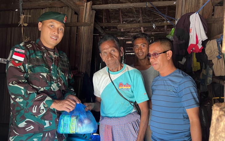 Yonarmed 12 Kostrad Berbagi Kebahagiaan Melalui Program Jumat Berkah di Perbatasan