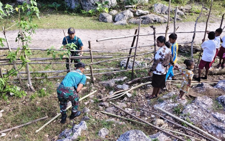 Yonarmed 12 Kostrad Hadir untuk Pendidikan Perbatasan, Perbaiki Pagar dan Bersihkan Sekolah