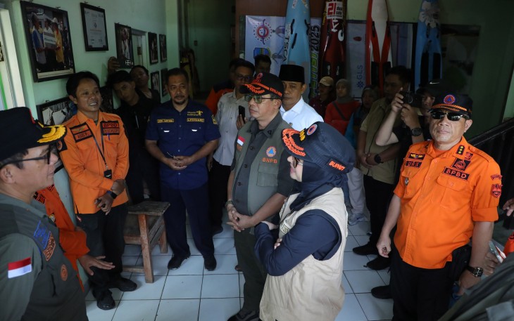 Kepala BNPB Letjen TNI Dr. Suharyanto S.Sos., M.M., dan jajaran bersama Bupati Pangandaran Citra Pitriyami, meninjau lokasi gedung early warning system (EWS) di Pantai Pangandaran, Kabupaten Pangandaran, Jawa Barat, Jumat (12/6)