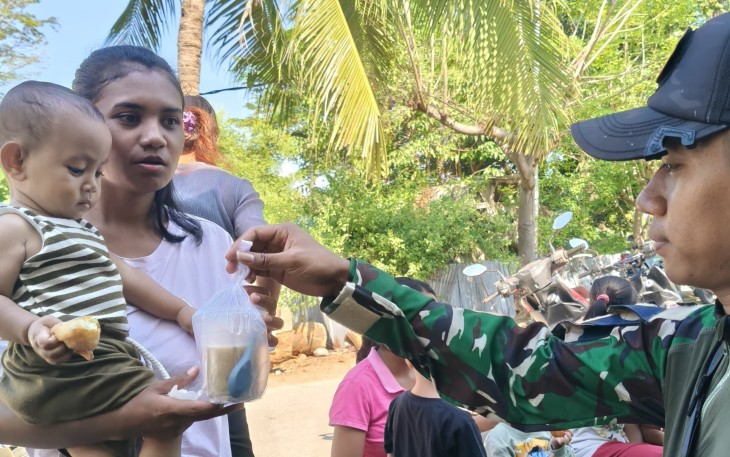 Yonarmed 12 Kostrad Perkuat Pelayanan Kesehatan Masyarakat Melalui Kegiatan Posyandu di Perbatasan