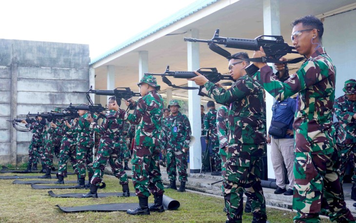 Lanud Sjamsudin Noor Gelar Latihan Menembak Berkala Guna Perkuat Ketangguhan dan Kesiapsiagaan Prajurit