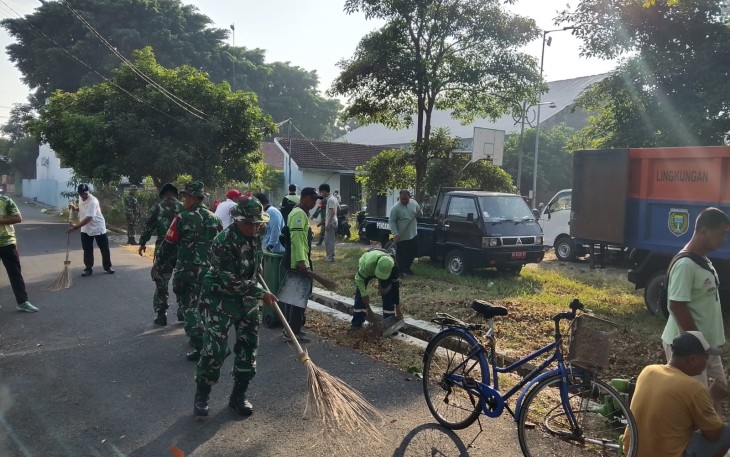 Tiga Pilar dan Warga Gotong Royong di Lapangan Pandean.
