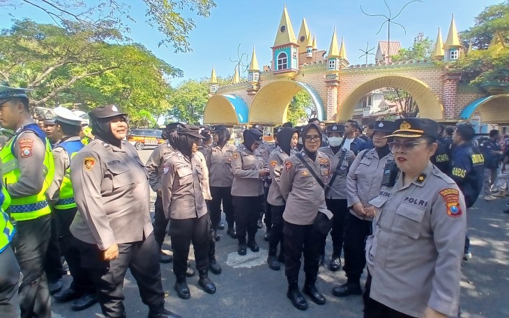 Polres Pelabuhan Tanjungperak Libatkan 696 Personel Kawal Pengesahan Warga Baru PSHT di Surabaya*