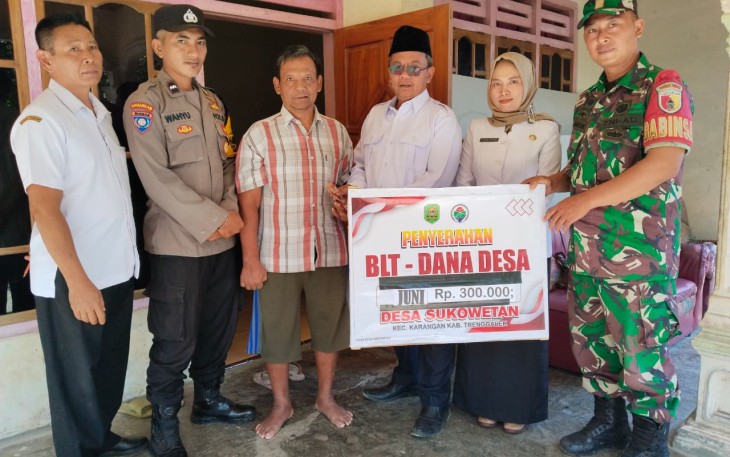 Babinsa dan Bhabinkamtibmas Kawal Penyaluran BLT di Sukowetan