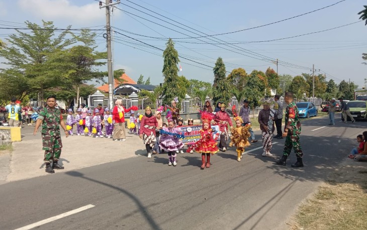 Babinsa Dampingi Parade Drumband Meriahkan Perpisahan Siswa TK di Sawahan