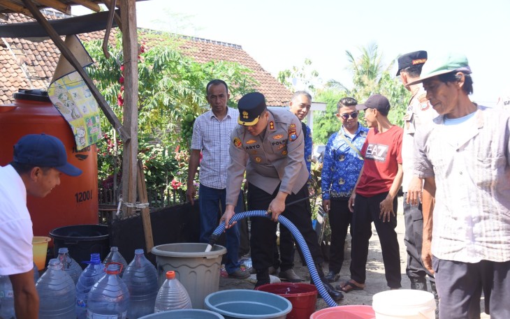 Polres Bondowoso Salurkan Air Bersih ke 20 Dusun yang Terdampak Kekeringan