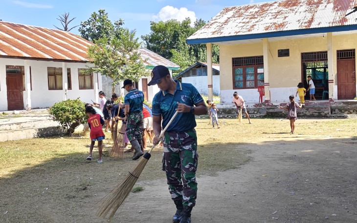 Yonarmed 12 Kostrad Laksanakan Kerja Bakti di SDN Metamauk