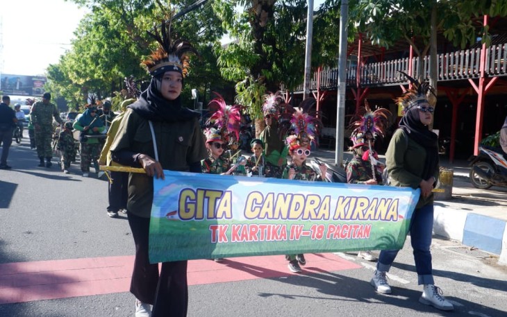 TK Kartika IV-18 Pacitan Tampilkan Yang Terbaik Dalam Pentas Drum Band di Alun-alun