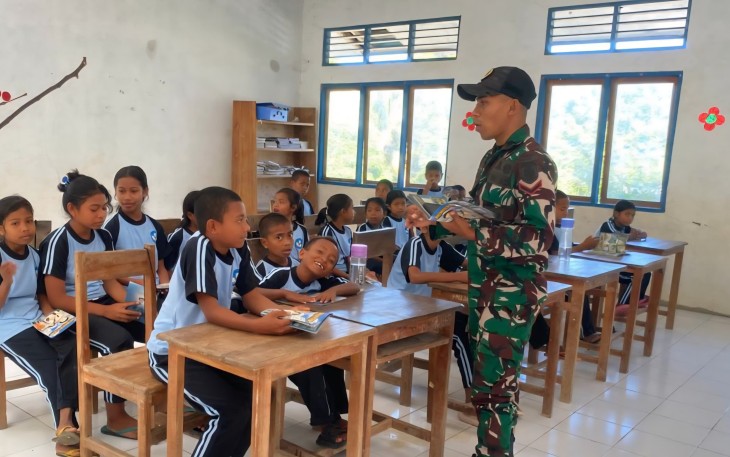 Yonarmed 12 Kostrad Bagikan Buku Bacaan dan Tanamkan Nilai Pancasila di Perbatasan