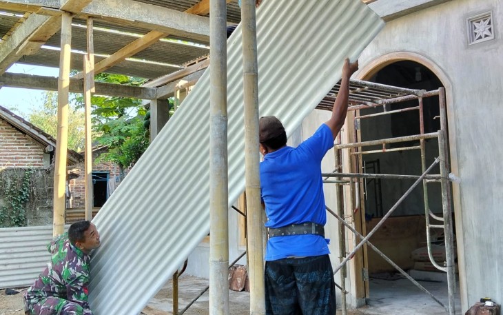 Babinsa Kodim Ponorogo Bantu Perbaiki Rumah