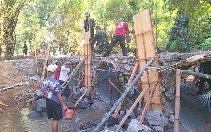 TNI dan Masyarakat Kejar Target Pembangunan Jembatan Garuda Tahap V di Ponorogo