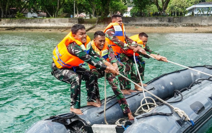 Latihan Halang Rintang Prajurit Satrol Kodaeral IX dalam Menjaga Kesiapsiagaan Operasi  