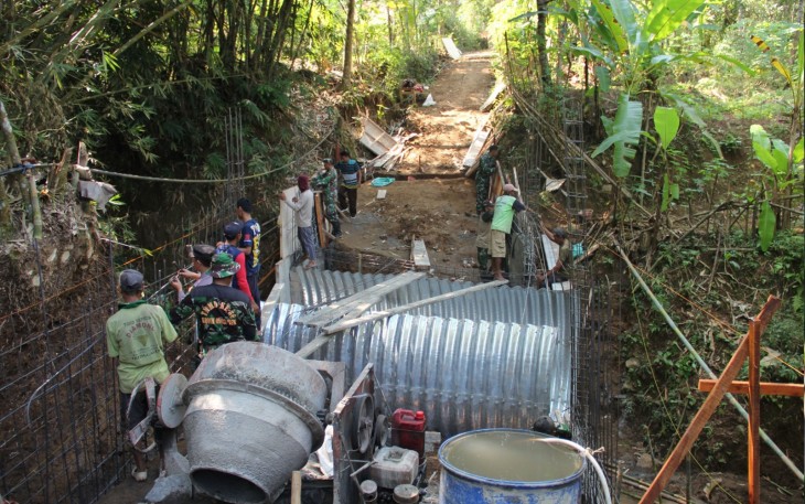 Kodim 0806/Trenggalek Bangun Jembatan Armco, Perkuat Akses Desa Tegaren-Dermosari