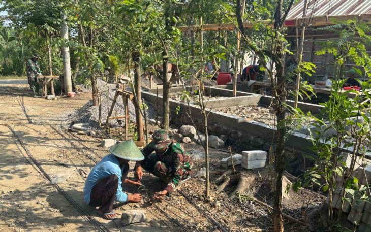 TNI dan Masyarakat Desa Bulu Lor Antusias Bekerja