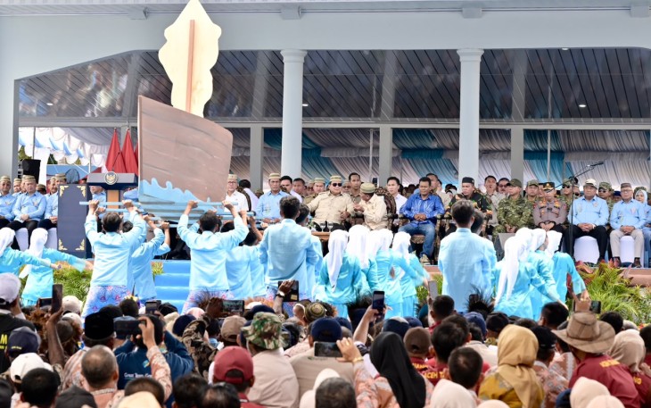Panglima TNI Jenderal TNI Agus Subiyanto mendampingi Presiden Republik Indonesia Prabowo Subianto menghadiri Puncak Pekan Nasional (PENAS) Petani dan Nelayan XVII Tahun 2026 yang digelar di Sport Center Limboto, Kabupaten Gorontalo, Provinsi Gorontalo, Rabu (24/6/2026)