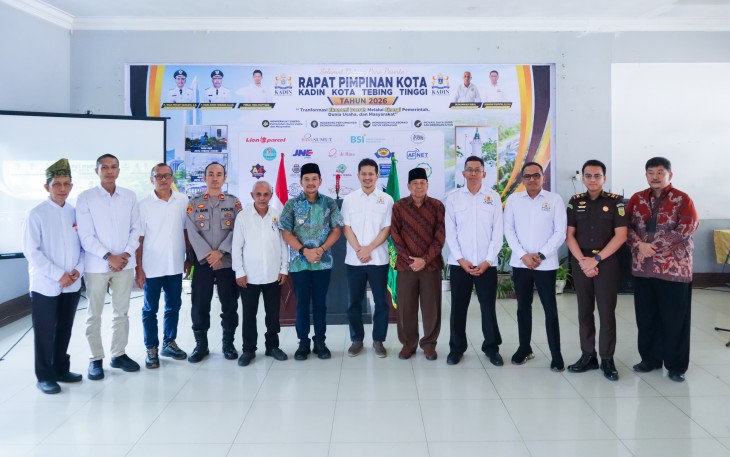 Wali Kota Tebing Tinggi, Iman Irdian Saragih, secara resmi membuka Rapat Kerja Daerah (Rakerda) Kamar Dagang dan Industri (KADIN) Kota Tebing Tinggi Tahun 2026 yang digelar di Pondok Bagelen, Jalan Deblod Sundoro, Kamis (25/6/2026)
