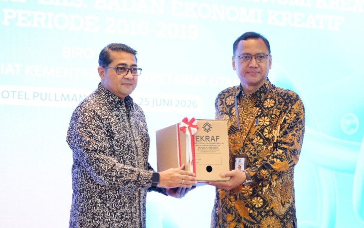 Menteri Ekonomi Kreatif, Teuku Riefky Harsya, menyerahkan arsip statis eks Badan Ekonomi Kreatif (BEKRAF) periode 2016–2019 kepada Arsip Nasional Republik Indonesia (ANRI), Jakarta, Kamis (25/6/2026)