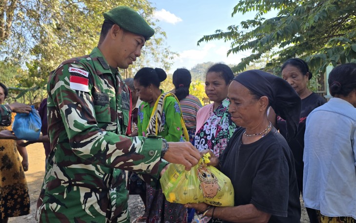 Yonarmed 12 Kostrad Bagikan Sembako kepada Warga Kurang Mampu di Atambua Barat