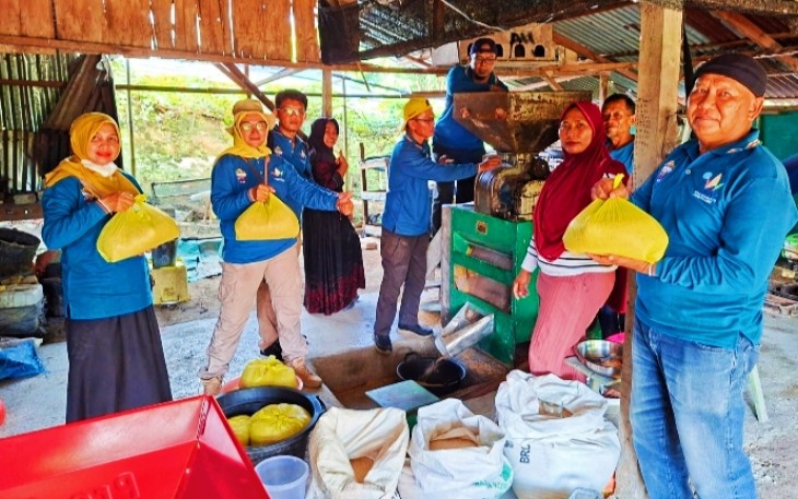 Petani Sumringah Saat Hasil Panen Padi Mulai Digilin
