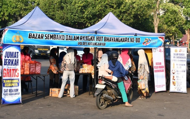 Polres Karanganyar menggelar bazar sembako murah di Plaza Alun-Alun Kabupaten Karanganyar, Jumat (26/6/2026)