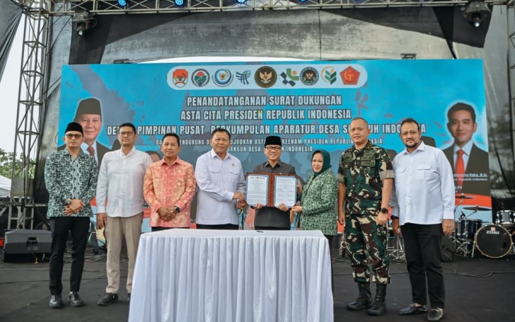 Menteri Desa dan Pembangunan Daerah Tertinggal (Mendes PDT) Yandri Susanto menyaksikan pernyataan dukungan dari Perkumpulan Aparatur Pemerintah Desa Seluruh Indonesia (PAPDESI) dan Nota Kesepahaman BUMDesa, Koperasi Desa Merah Putih (KDMP) dan Satuan Pelayanan Pemenuhan Gizi (SPPG) di  Desa Bergas Kidul.