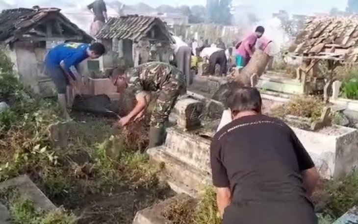 Babinsa Kelurahan Kauman Bersama Warga Gotong Royong Bersihkan TPU Setono Serut, Perkuat Kepedulian Lingkungan
