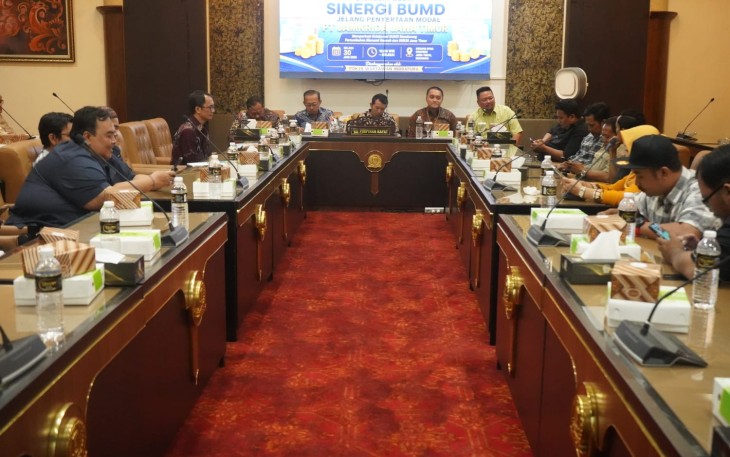 Diskusi Publik Pokja Wartawan Indrapura dengan tema Memperkuat Kolaborasi BUMD Mendorong Pertumbuhan Ekonomi Daerah dan UMKM Jawa Timur yang digelar di Ruang Badan Musyawarah (Bamus) DPRD Jawa Timur, Selasa (30/6/2026) 