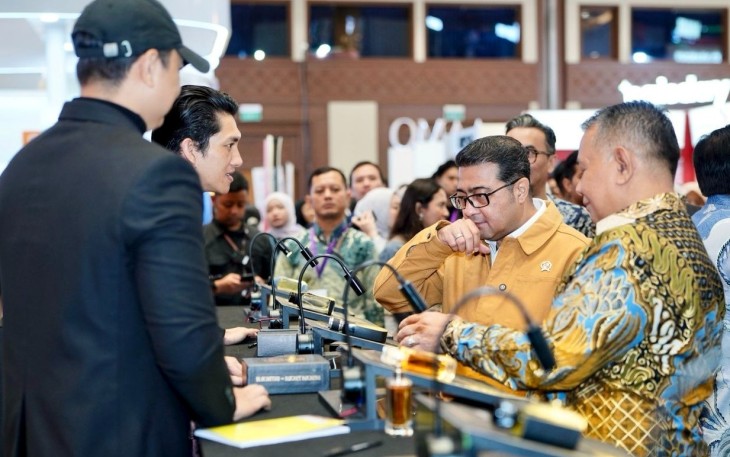 Menteri Ekonomi Kreatif/Kepala Badan Ekonomi Kreatif (Ekraf), Teuku Riefky Harsya, mengunjungi salah satu jenama lokal pada Jakarta X Beauty 2026 di Jakarta International Convention Center (JICC), Rabu (1/7/2026)