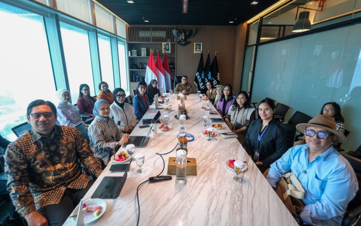 Menteri Ekonomi Kreatif/Kepala Badan Ekonomi Kreatif (Ekraf), Teuku Riefky Harsya menerima audiensi Indonesia Fashion Week (IFW) 2026 di Kantor Kementerian Ekonomi Kreatif, Jakarta, Kamis (2/7/2026)