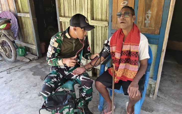 Yonarmed 12 Kostrad Peduli Kesehatan Masyarakat Perbatasan di Desa Alas Utara
