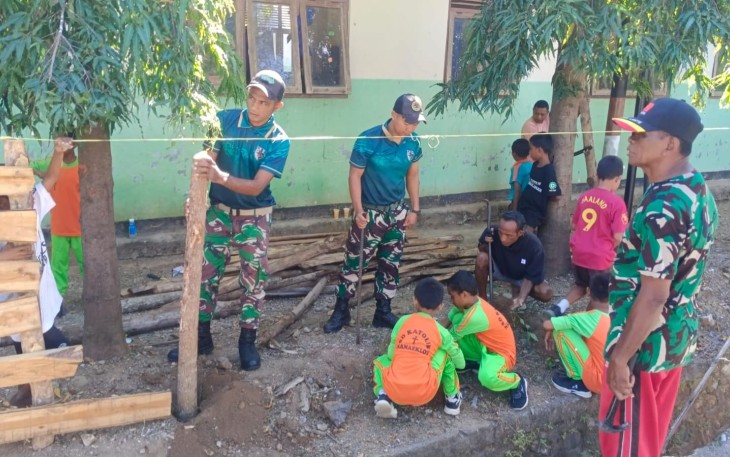 Yonarmed 12 Kostrad Hadir Membantu Pembangunan Pagar Sekolah Demi Kenyamanan Siswa Perbatasan