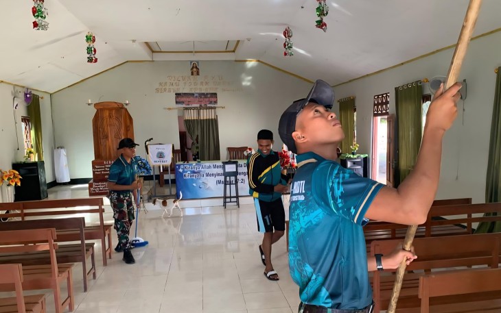 Yonarmed 12 Kostrad Bersama Masyarakat Gotong Royong Bersihkan Gereja Rehobot di Perbatasan