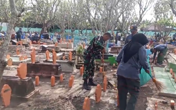 Saat Kepedulian Menyatukan Langkah, Babinsa dan Warga Bersihkan TPU Rejomulyo