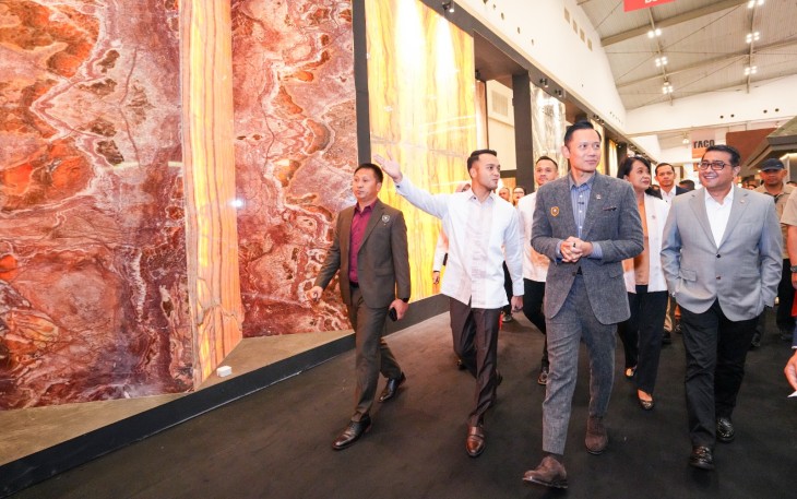 Menteri Koordinator Bidang Infrastruktur dan Pembangunan Kewilayahan, Agus Harimurti Yudhoyono (AHY) bersama Menteri Ekonomi Kreatif/Kepala Badan Ekonomi Kreatif (Ekraf), Teuku Riefky Harsya, menghadiri pembukaan IndoBuildTech Expo 2026 di Indonesia Convention Exhibition (ICE) BSD City