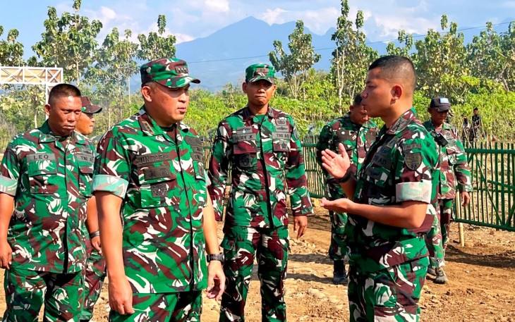 Danrem 081/DSJ Kolonel Arm Untoro Hariyanto mengunjungi Yonif TP 933/Macan Wilis yang berlokasi di Desa Salamrejo, Kecamatan Berbek, Kabupaten Nganjuk, Jawa Timur, Kamis (9/7/2026) 